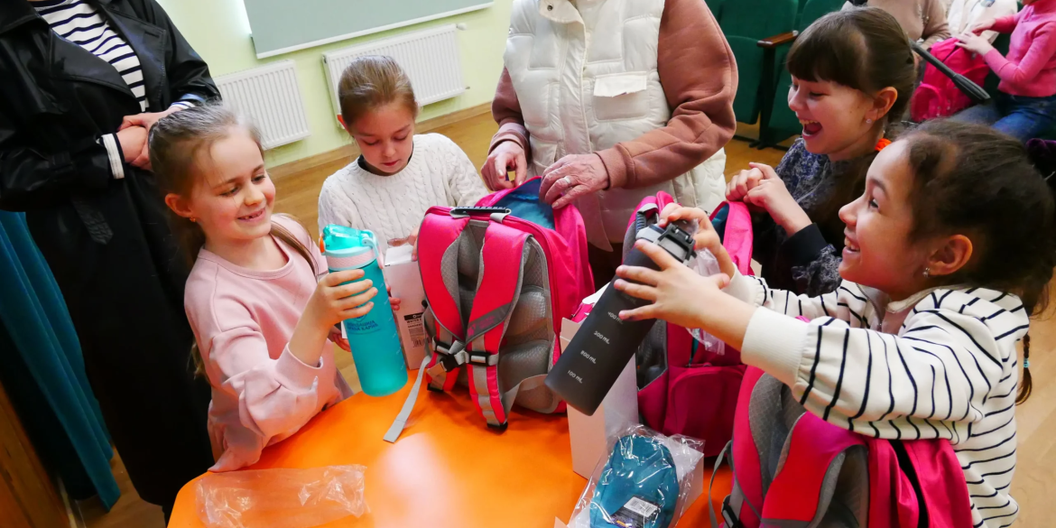 Вінниччина отримала рюкзаки з канцелярією для дітей-переселенців