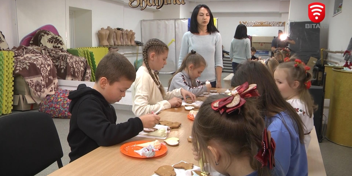 Вінницькі дітлахи розмальовують імбирне печиво, щоб зібрати кошти для ЗСУ