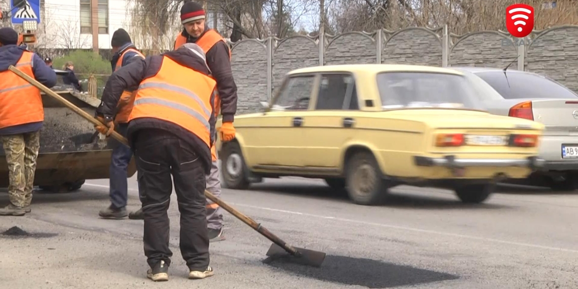 Вінницькі дорожники працюють над тим, щоб зберегти асфальтне покриття вулиць від руйнування