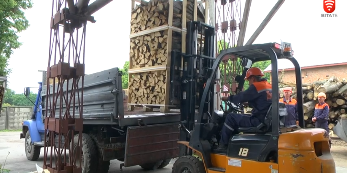 Вінницькі лісівники активно заготовляють дрова на зиму