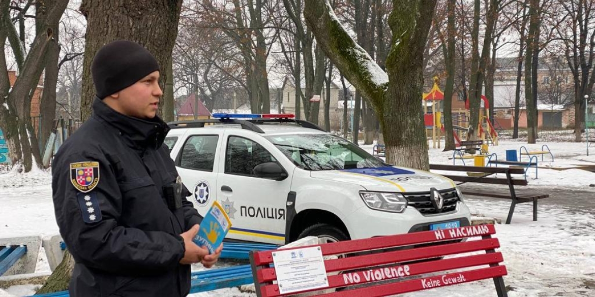 Вінницькі поліцейські долучились до акції «Червоні лавки «Ні насильству» у шести громадах 
