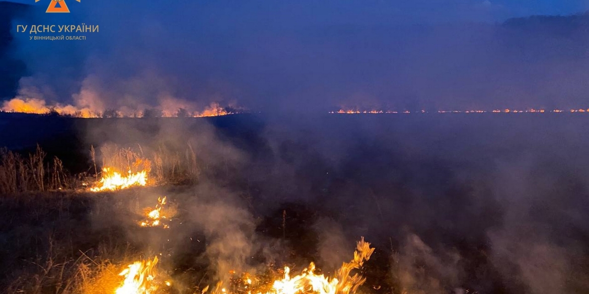 Вінницькі рятувальники шість разів за добу виїздили гасити загоряння сухої рослинності