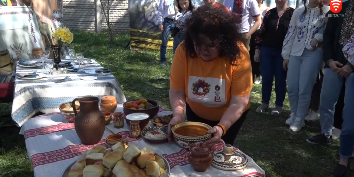 Вінницькі студенти вчилися готувати традиційні для Вінниччини борщі: з вишнею та грибами