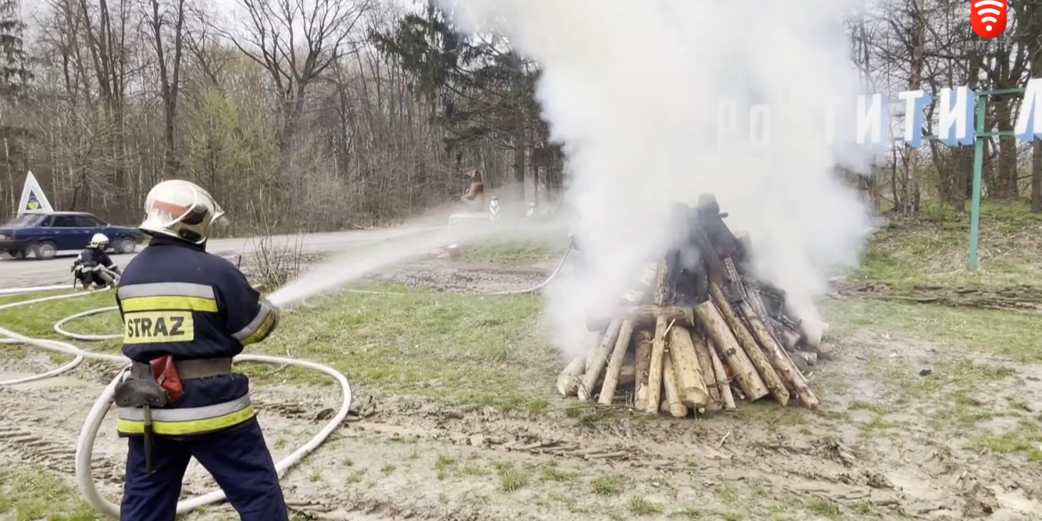 Вінницькі вогнеборці разом з лісівниками тренувалися гасити пожежу