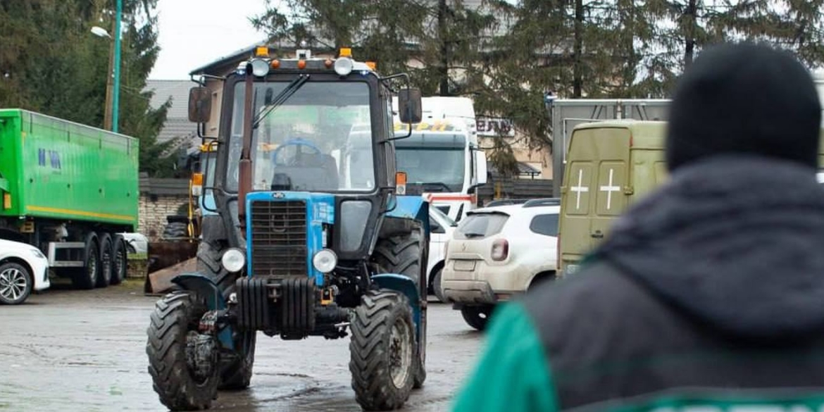 Вінницьким рятувальникам представили протимінний трактор