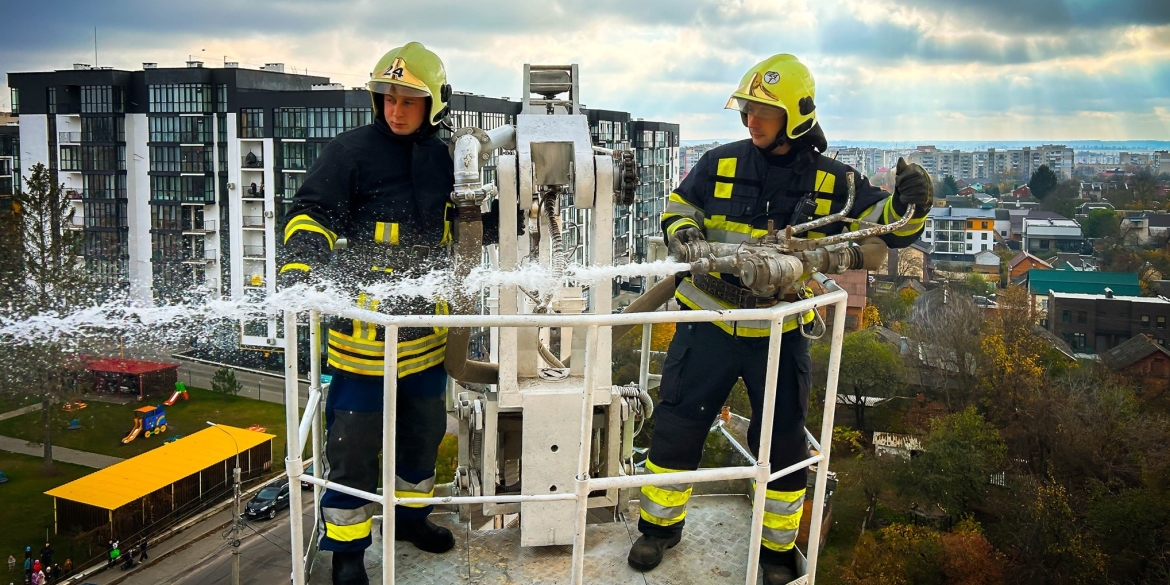Пожежа у багатоповерхівці - вінницькі рятувальники відточували навички