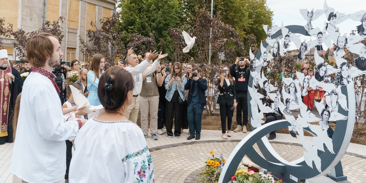 Вінниця вшановує пам'ять загиблих у теракті 14 липня - на площі Перемоги відкрили пам'ятний знак