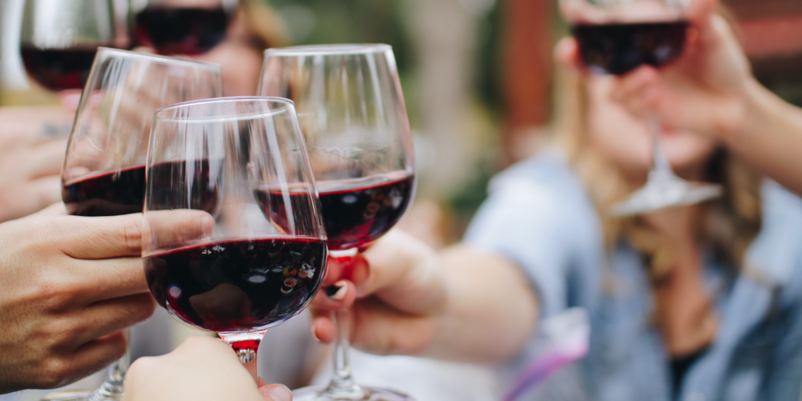 Винний етикет як і з чим подавати вино до столу