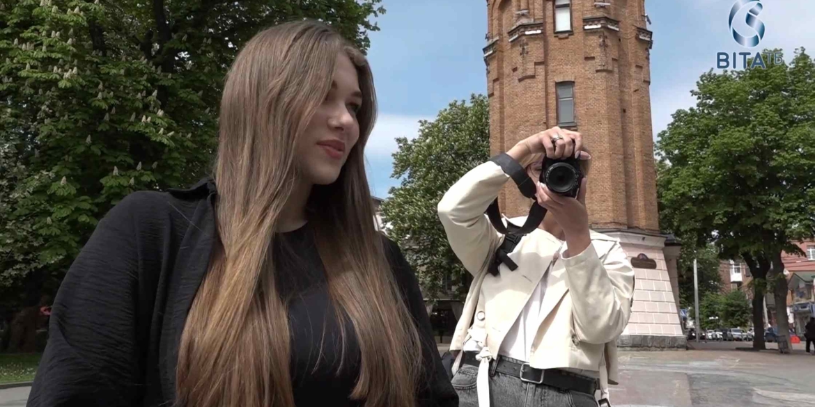 Вінничанка Доля облаштувала благодійну фотозону для збору коштів на генератор для ЗСУ