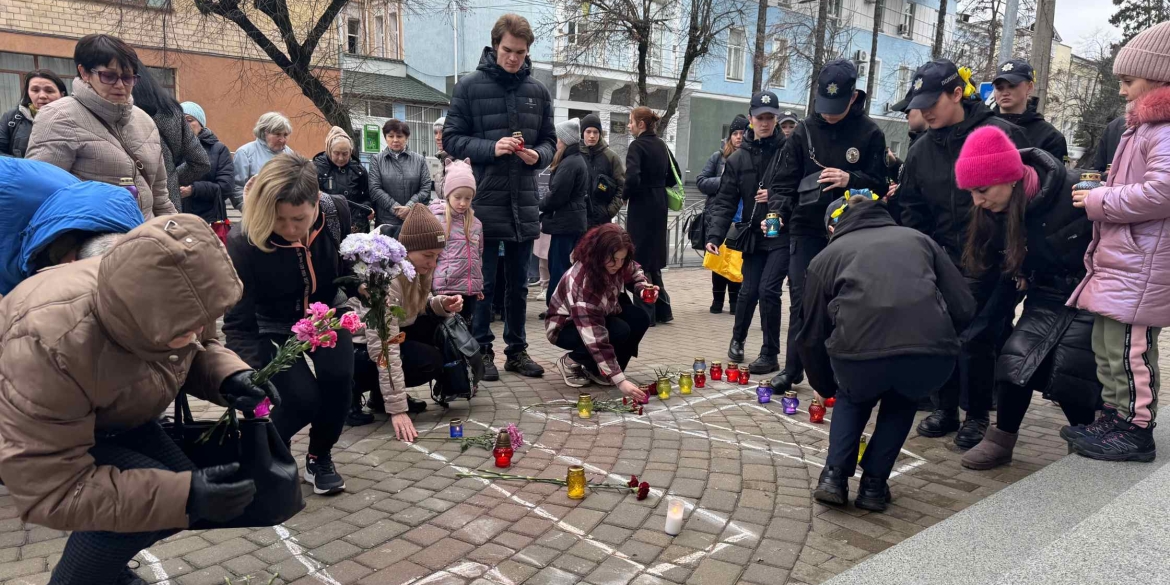 Вінничани вшанували пам'ять жертв трагедії в Маріупольському драмтеатрі 