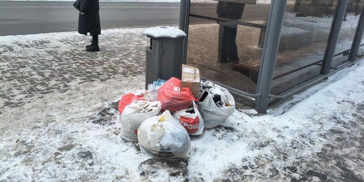 Вінничани залишали побутові відходи на зупинках громадського транспорту