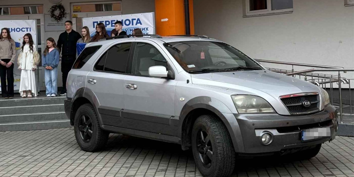 Вінницька гімназія передала на фронт позашляховик кошти на нього зібрали на благодійному ярмарку