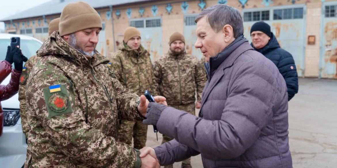 Вінницька громада передала п’ять позашляховиків нацгвардійцям