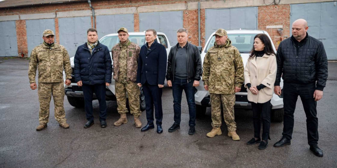 Вінницька громада передала три позашляховики двом бригадам на передову