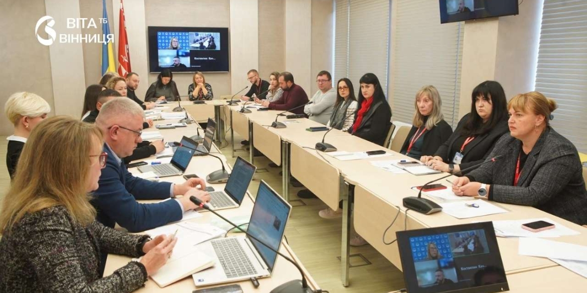 Вінницька міська рада на нараді обговорює плани розвитку міста та інвестиційні проєкти за столом