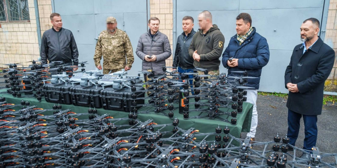 Вінницька міськрада спільно з гуманітарним штабом передала FPV-дрони українським захисникам