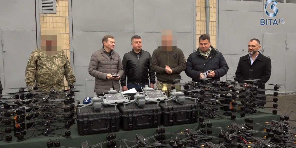 Вінницька міськрада спільно з гуманітарним штабом передала FPV-дрони українським захисникам