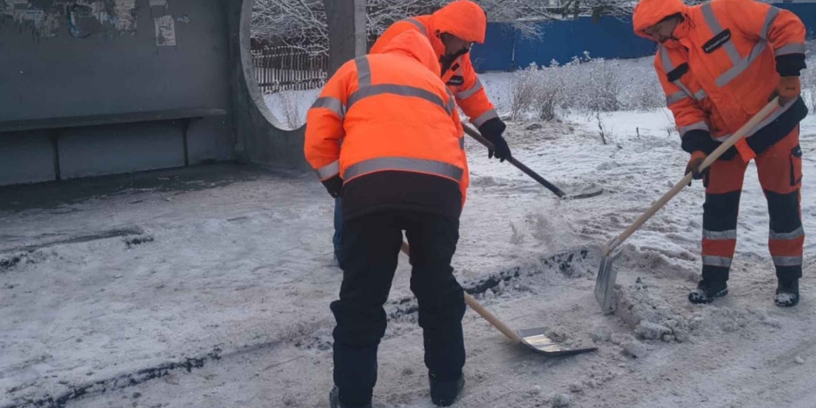 Вінницькі дорожники вручну розчищають підходи до автобусних зупинок