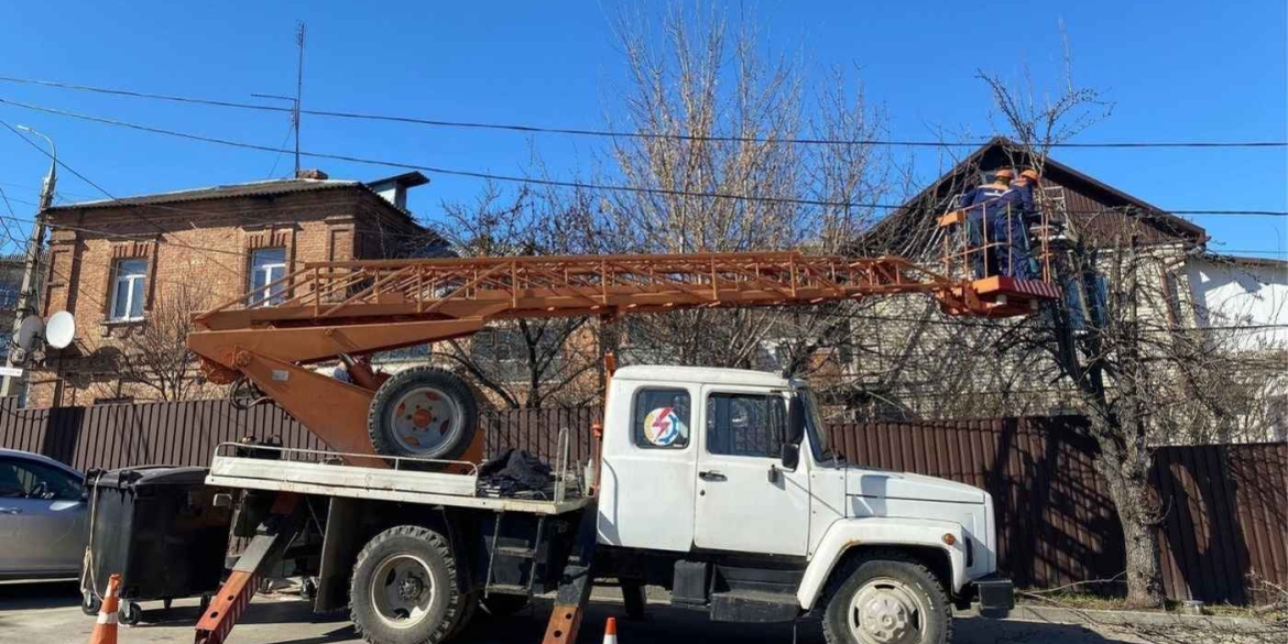 Вінницькі енергетики активно розчищають дерева в охоронних зонах електромереж