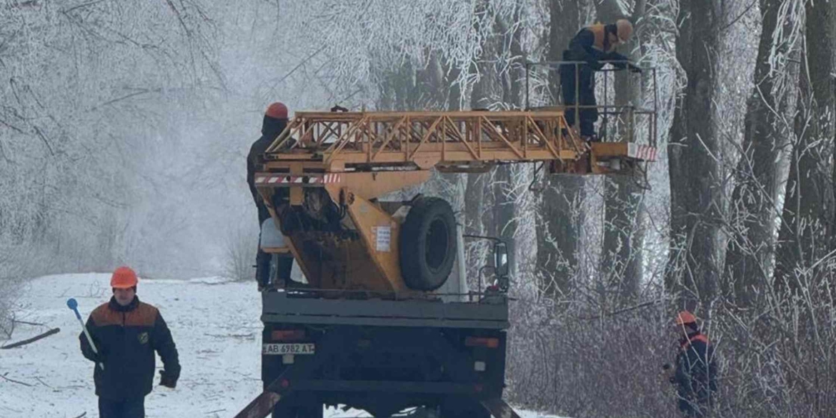 Вінницькі енергетики ліквідовують наслідки обледеніння: без електрики 286 сіл і селищ