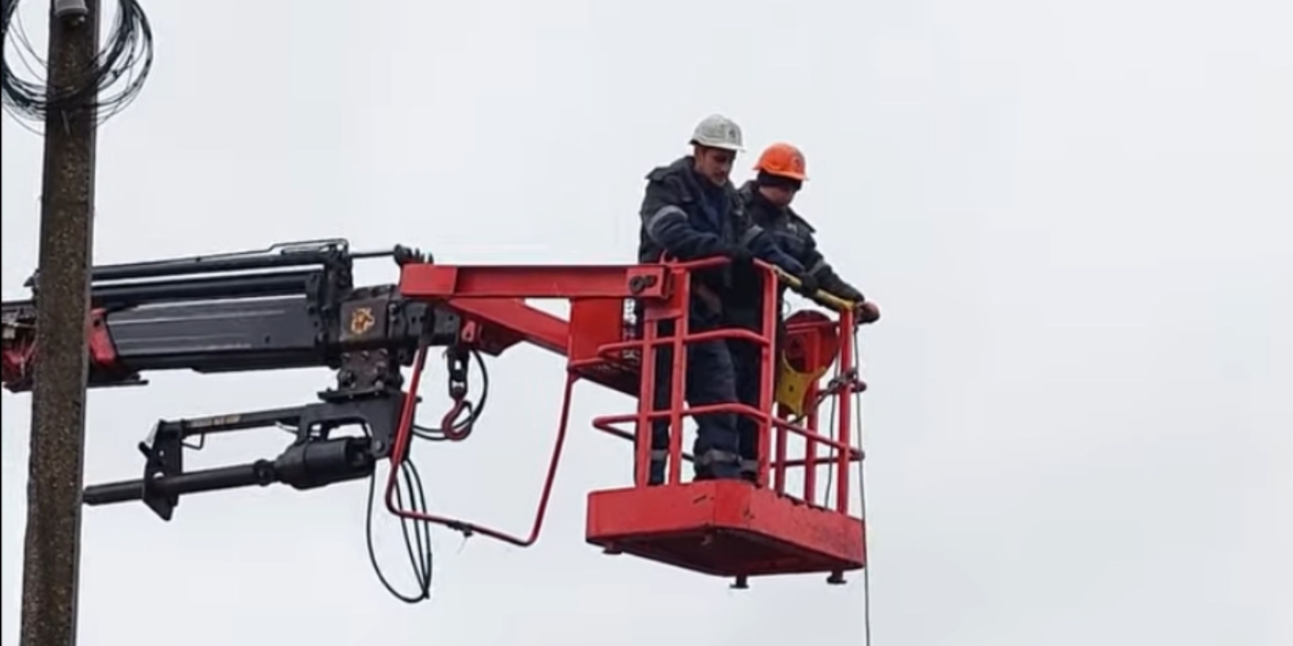 Вінницькі енергетики встановлюють реклоузери — сучасні прилади захисту мере