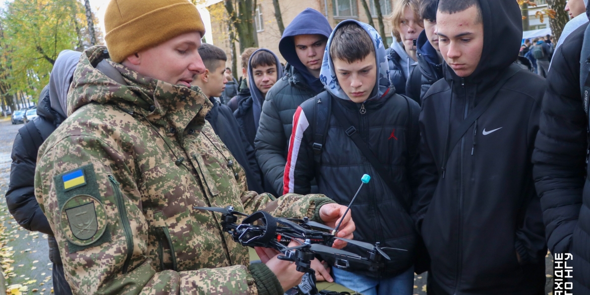Вінницькі гвардійці презентували підрозділ БпЛА для студентів коледжу