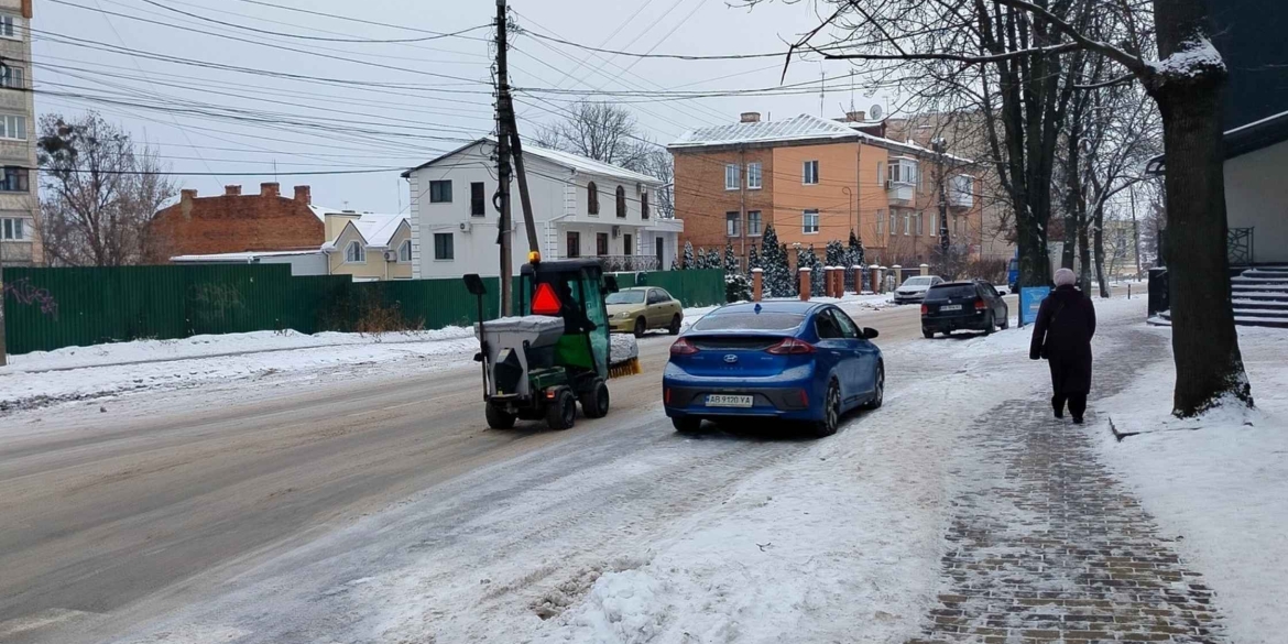 Вінницькі комунальники обробляють та очищають дороги та тротуари міста