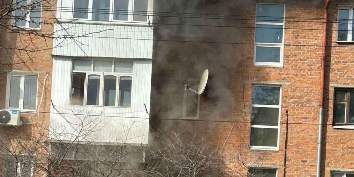 Вінницькі комунальники їхали на ремонт, а дорогою… загасили пожежу