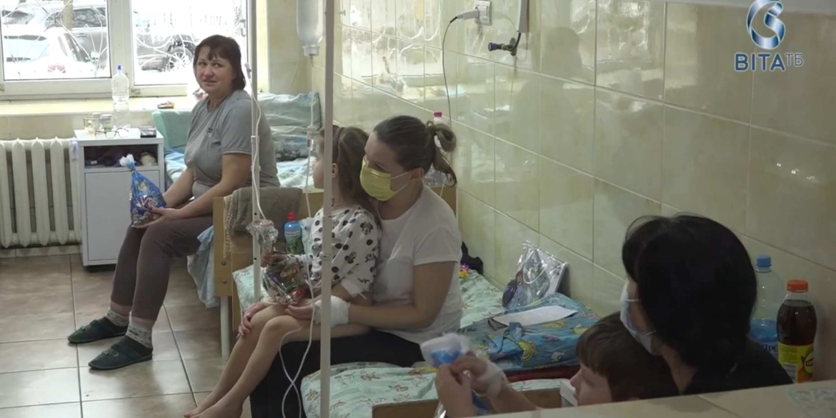  Вінницькі ліцеїсти привітали маленьких пацієнтів інфекційної лікарні з Різдвом