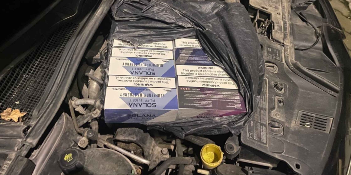 Вінницькі митники не пропустили через кордон вантаж прихованих пристроїв для куріння