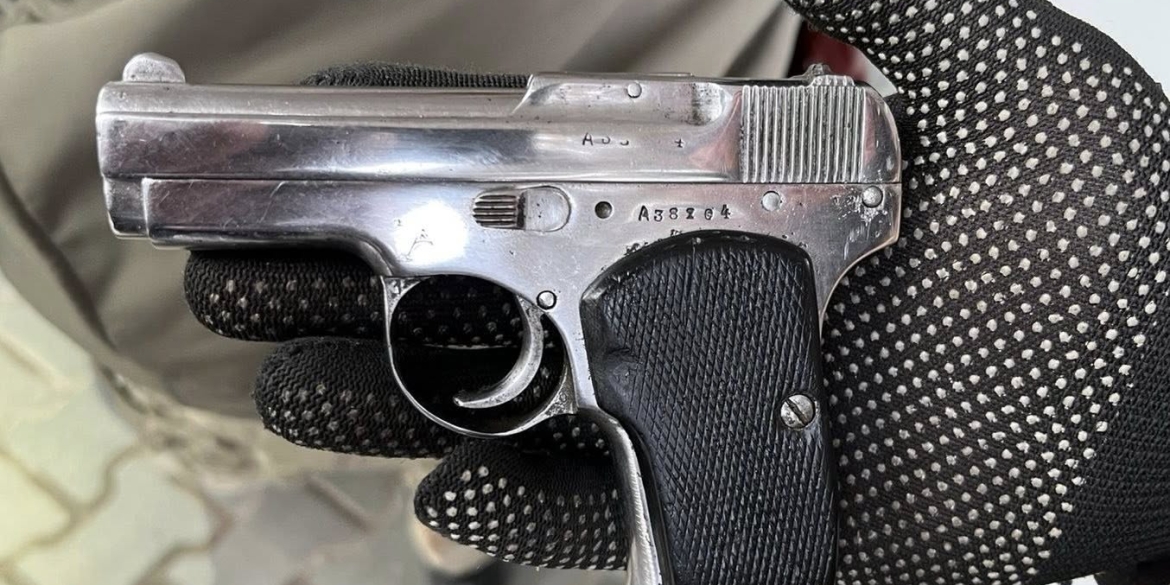 Вінницькі митники вилучили пістолет і 45 набоїв у водія