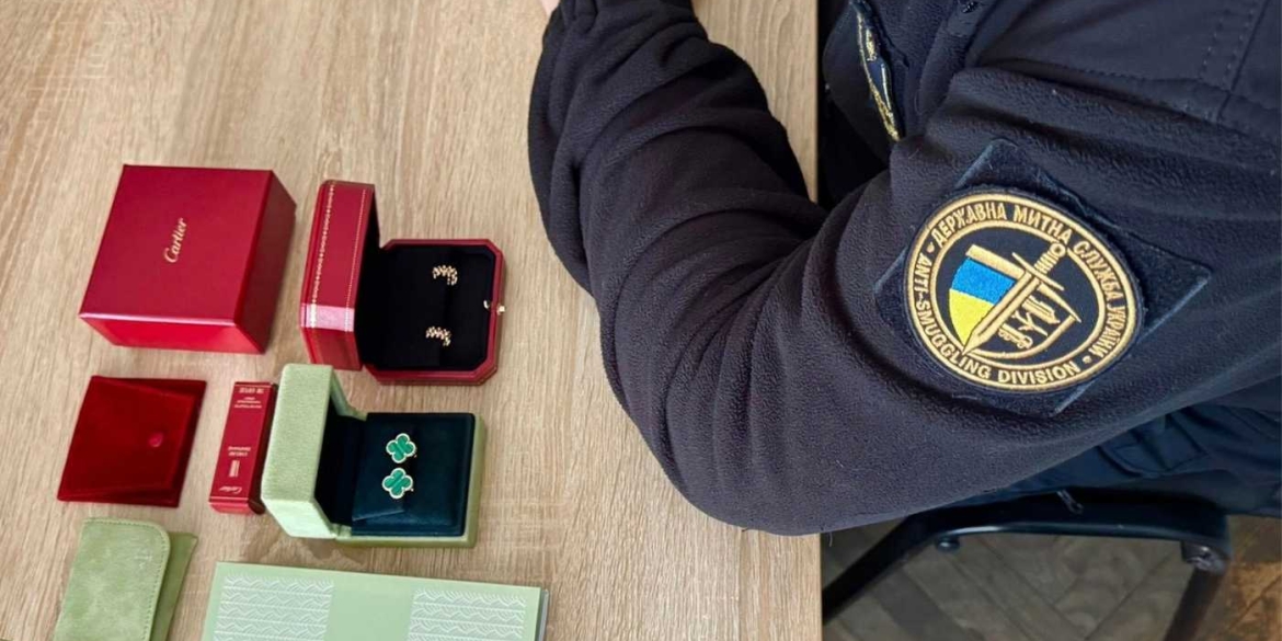 Вінницькі митники зупинили авто іноземця, який не задекларував прикраси від Cartier