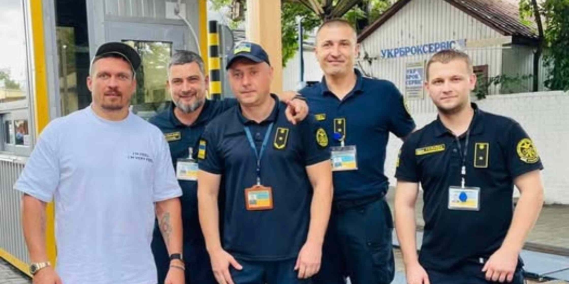 Вінницькі митники зустріли й привітали Олександра Усика