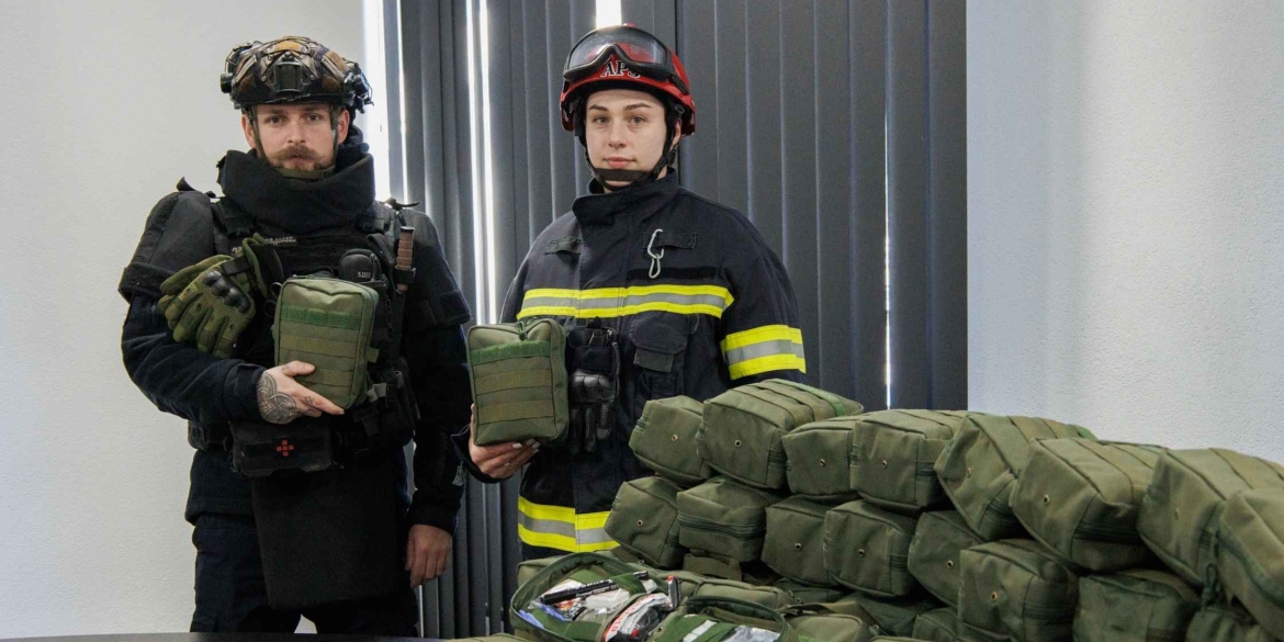 Вінницькі надзвичайники отримали 100 комплектів тактичних аптечок