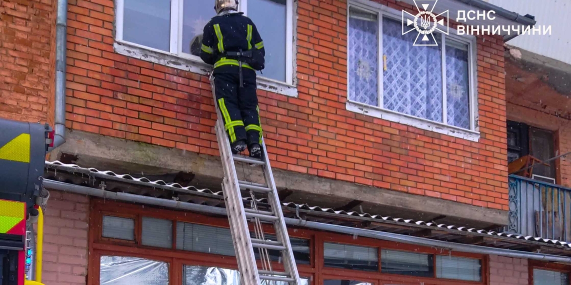 Вінницькі надзвичайники відчинили двері квартири та врятували пенсіонерку