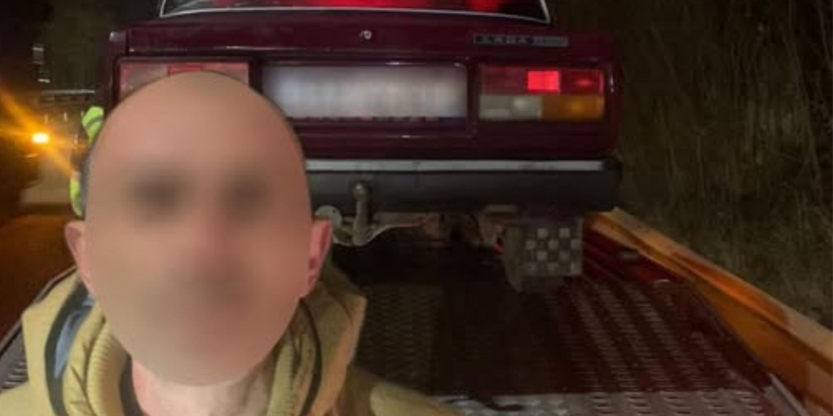 Вінницькі патрульні зупинили п'яного водія зі згортком наркотиків