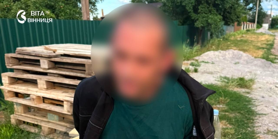 Вінницькі поліцейські переконали здатися чоловіка з гранатою в руках та арсеналом зброї в обійсті
