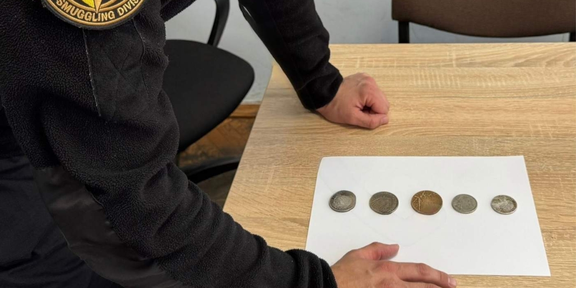 Вінницькі прикордонники вилучили в іноземця п'ять раритетних монет