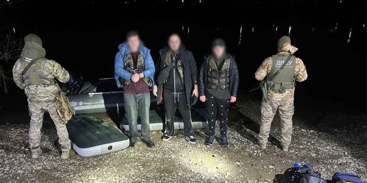 Вінницькі прикордонники затримали порушників на надувних матрацах