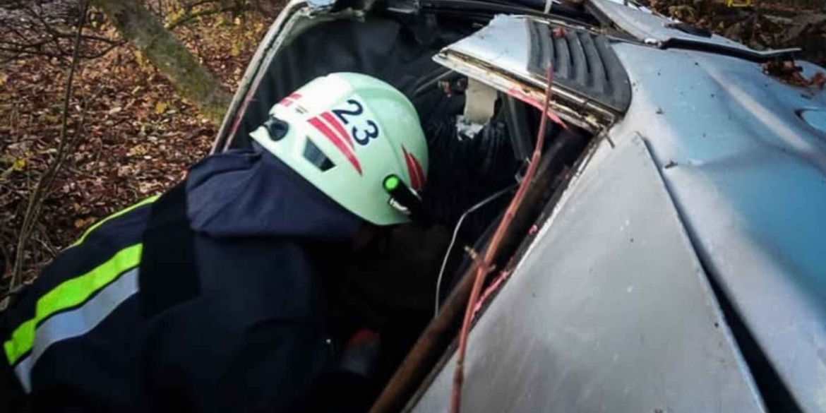 Вінницькі рятувальники деблокували неповнолітнього водія з понівеченого авто