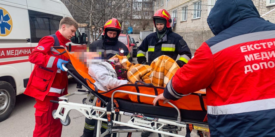 Вінницькі рятувальники екстрено відчиняли двері, щоб допомогти літній жінці