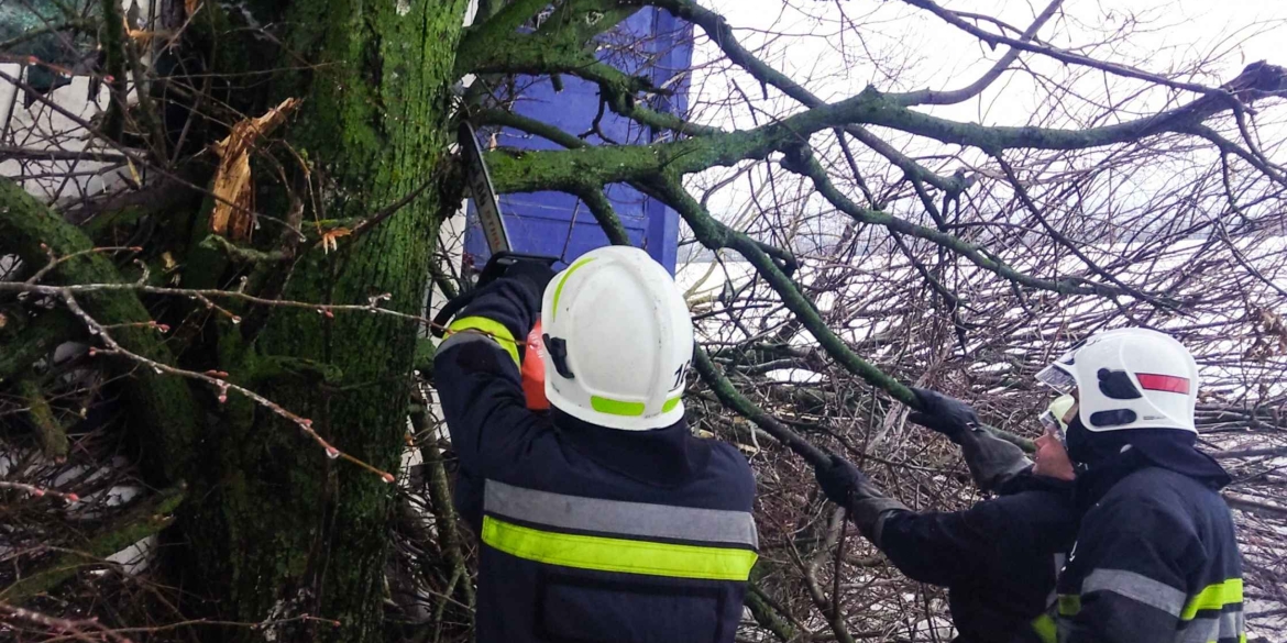 Вінницькі рятувальники тричі надавали допомогу водіям, чиї авто застрягли у снігових заметах