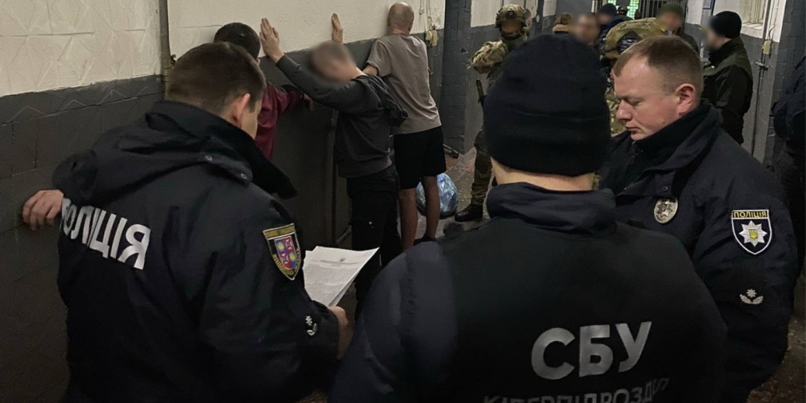 Вінницькі шахраї щоб виманити гроші, ув'язнені видавали себе за працівників банку