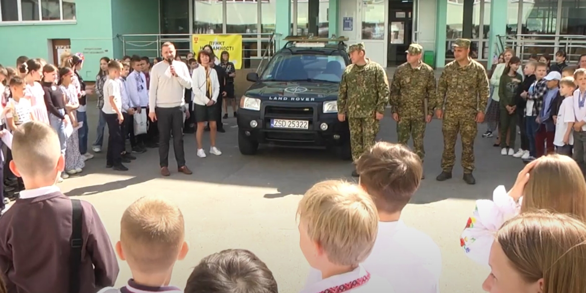 Вінницькі школярі придбали автомобіль для бригади "Червона Калина"