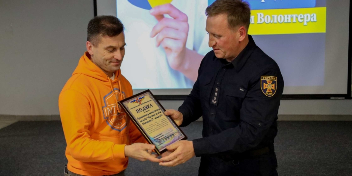 Вінницькі волонтери отримали подяки від рятувальтників, яких вони пдтримують