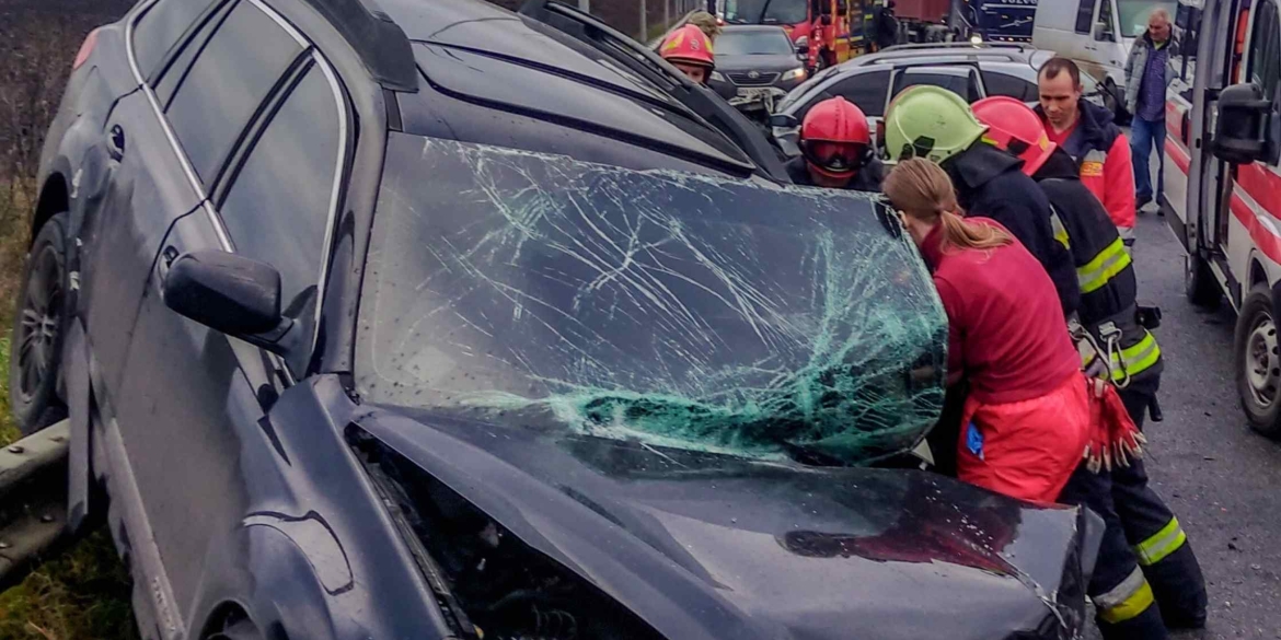 Вінницьких рятувальників протягом доби двічі викликали на місця автопригод