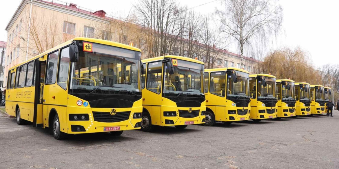 Вінницьким громадам передали шість нових шкільних автобусів