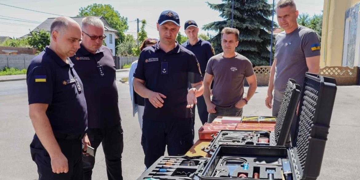 Вінницьким рятувальникам передали інструменти для аварійного відкриття дверей