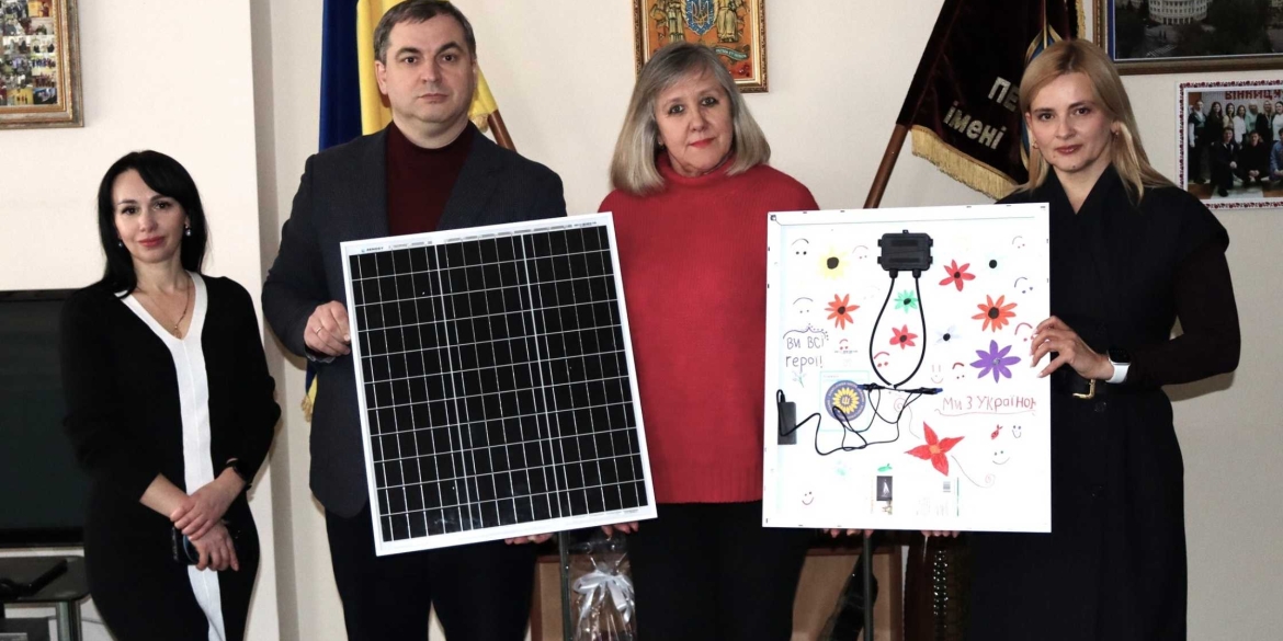Вінницький педуніверситет отримав автономні сонячні панелі від волонтерів зі США