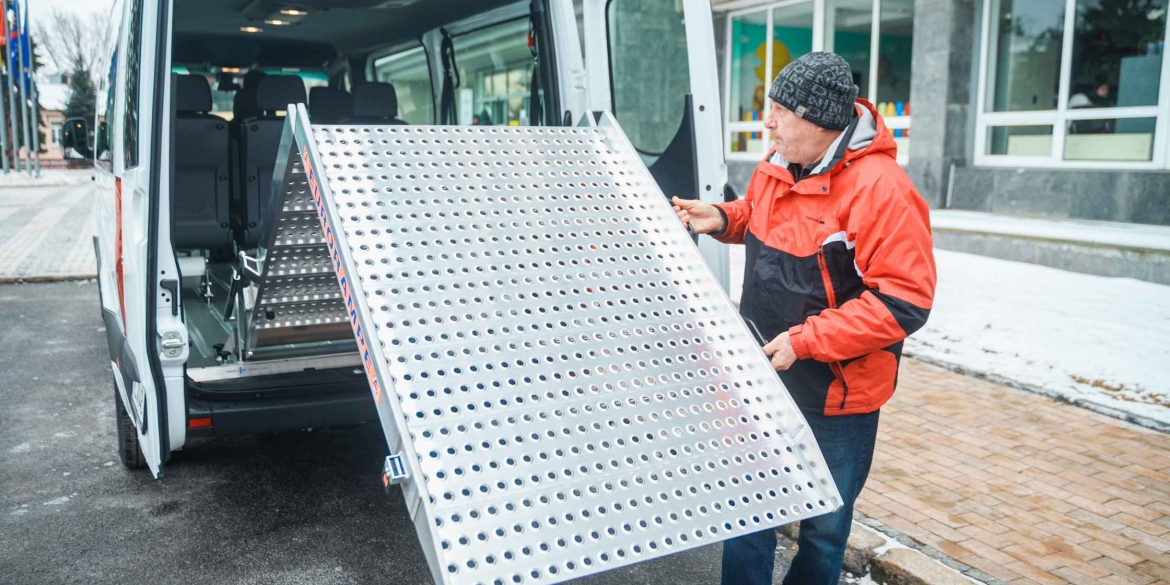 Вінниця отримала мікроавтобус, адаптований для людей на кріслах колісних